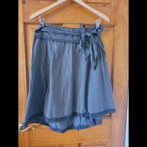 Mandorla Italia Elegant Gray Skirt with Lace and Bow